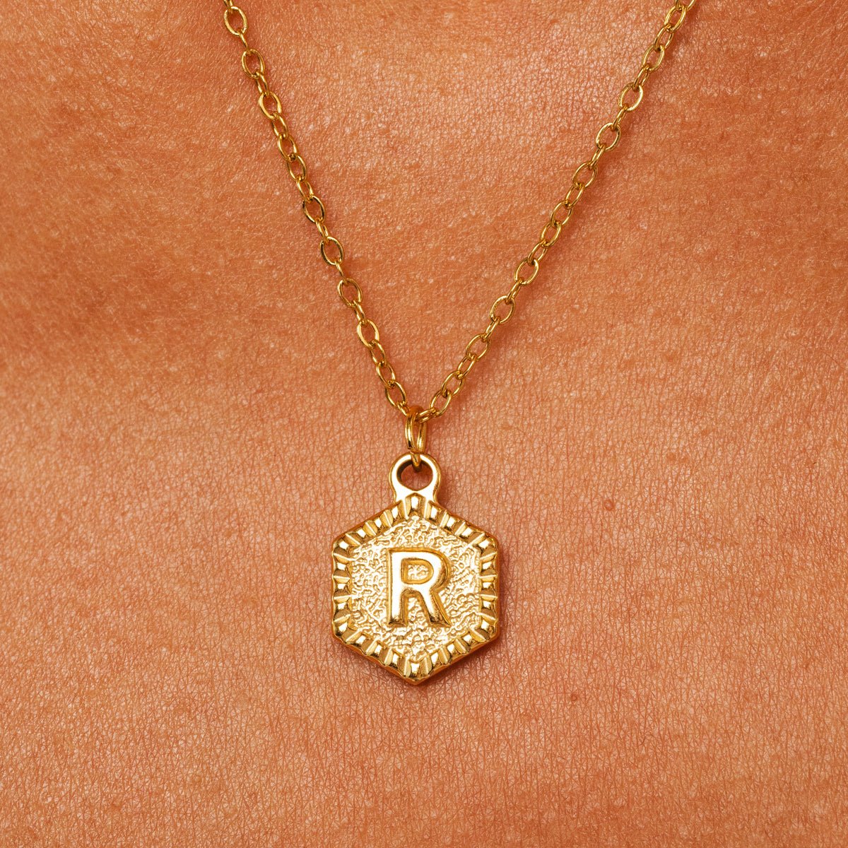 Colar Letra Inicial Hex Banhado em Ouro 18K