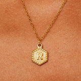 Colar Letra Inicial Hex Banhado em Ouro 18K