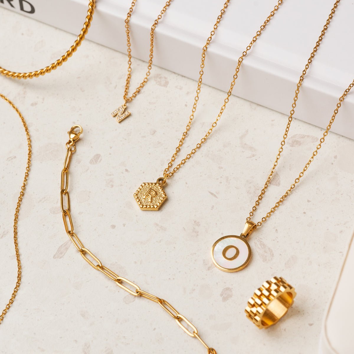 Colar Letra Inicial Marble Banhado em Ouro 18K