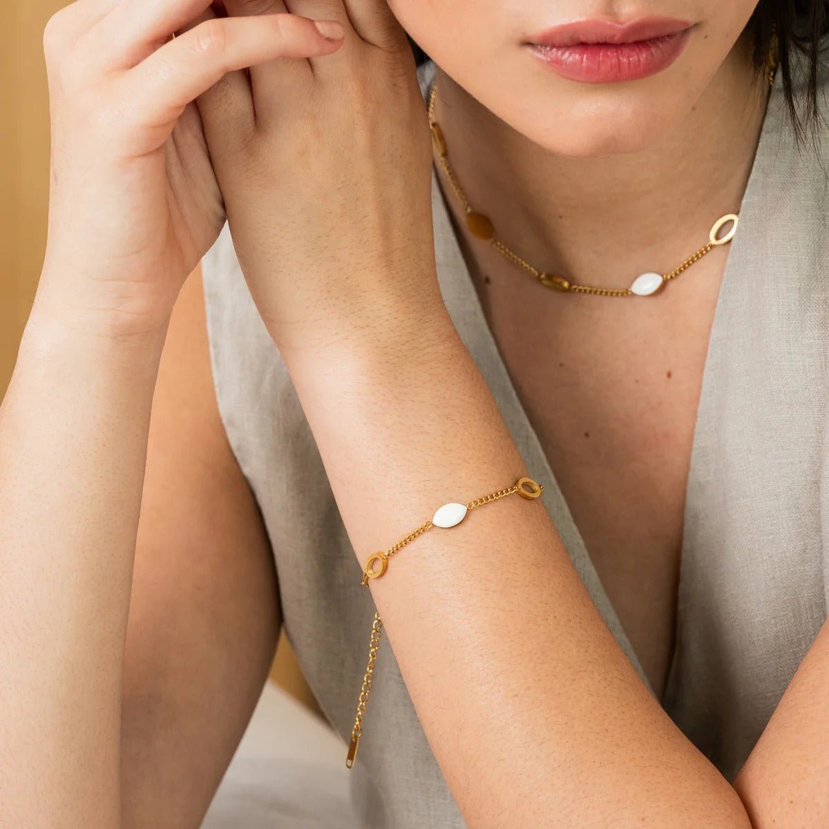 Colar Pingente Oval Angellica Banhado em Ouro 18K